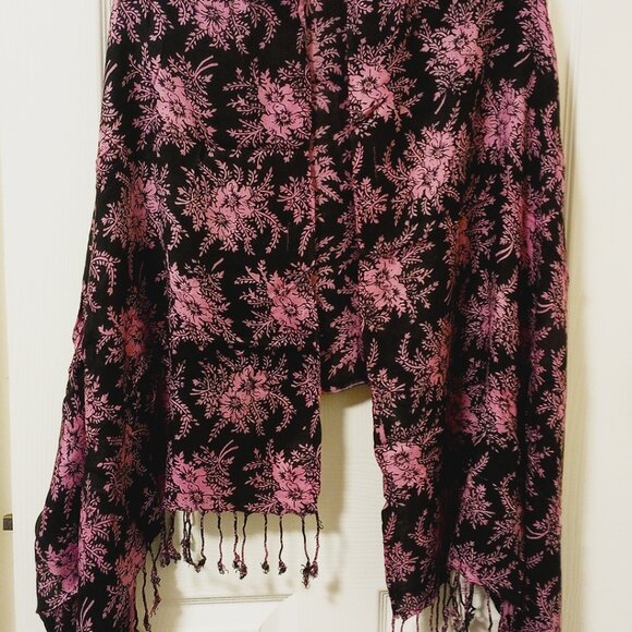 Soft Plush Pink Black Floral scarf Wrap Fringed Edges - Picture 6 of 6